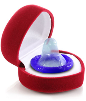 Engagement condom